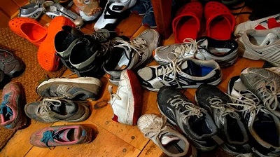 घर में किस जगह रखने चाहिए जूते-चप्पल? गलती करने वाले परिवार हो जाते दरिद्रता के शिकार