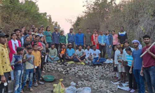 जलसंचय के लिए आमगांव में राष्‍ट्रीय सेवा योजना के स्‍वयंसेवकों ने बनाया बांध