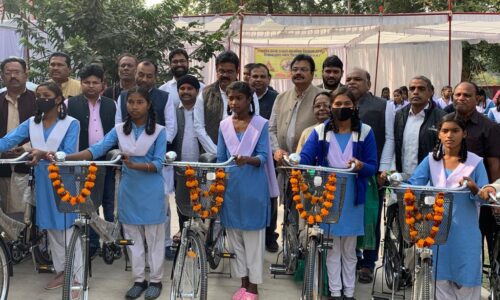 अटल श्रीवास्तव ने किया रतनपुर में सायकल वितरण और पचरा में धान उपार्जन केन्द्र का उद्घाटन