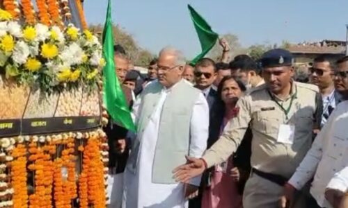 मुख्यमंत्री भूपेश बघेल ने प्रदेश के पहले मोबाइल मिलेट कैफे ‘मिलेट ऑन व्हील्स’ को खरसिया में हरी झंडी दिखाकर किया रवाना