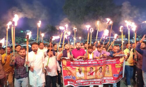 लचर कानून व्यवस्था के विरोध में भाजयुमो ने निकाली मशाल रैली 