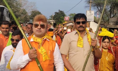 मटियारी में श्रीमद् देवी भागवत महापुराण का आयोजन, कलश यात्रा में शामिल हुए त्रिलोक चंद श्रीवास दंपत्ति
