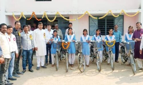 ग्राम बैमा शासकीय कन्या हाई स्कूल में जिला पंचायत सभापति गौरहा ने 32 छात्राओं को किया सायकल वितरण