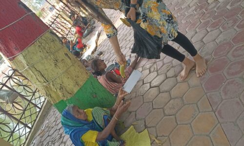 शांता फाउंडेशन ने रतनपुर में किया फल वितरण