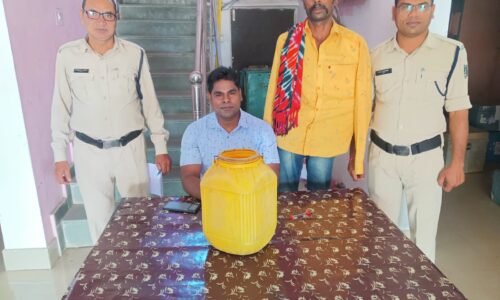 6 लीटर अवैध कच्ची महुआ शराब के साथ एक  गिरफ्तार
