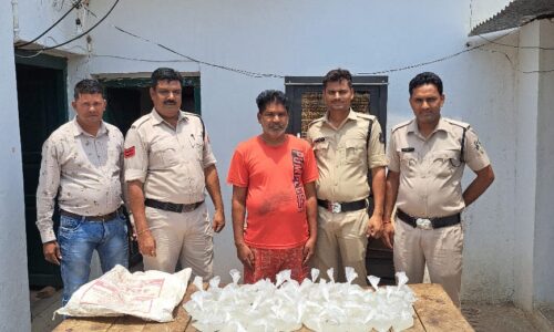 महुआ शराब बेचने वाले ग्रामीण को पचपेड़ी पुलिस ने पकड़ा