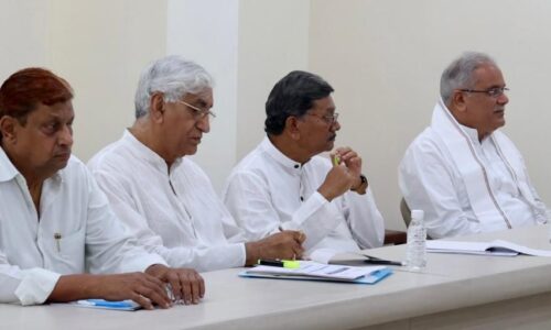 कांग्रेस अध्यक्ष मल्लिकार्जुन खरगे, राहुल गांधी और केसी वेणुगोपाल से दिल्ली में हुई  कांग्रेस नेताओं की बैठक 