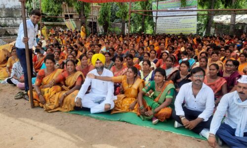 अनिश्चित कालीन धरने पर बैठी महिलाओं के समर्थन में उतरे आम आदमी पार्टी के नेता जसबीर सिंह