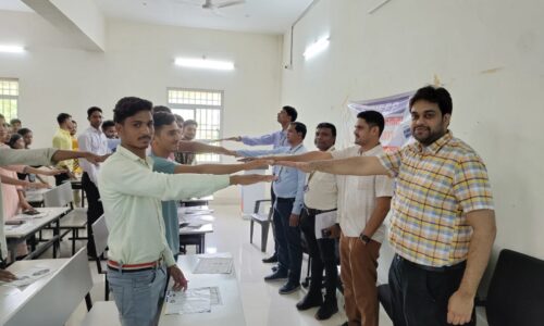 लाइवलीहुड कॉलेज निपनिया में प्रशिक्षणार्थियों ने ली मतदाता शपथ