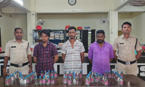 देशी शराब बेचने वाले तीन युवकों को पुलिस ने पकड़ा