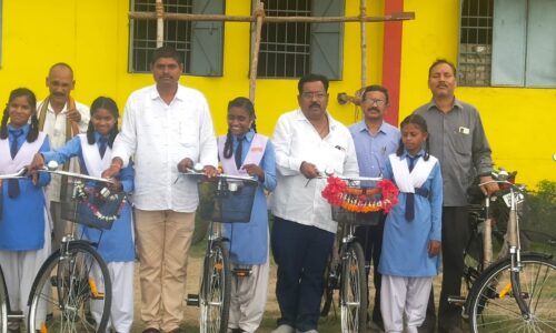 शासकीय हाईस्कूल महमंद में छात्राओं को सायकल वितरण किया गया