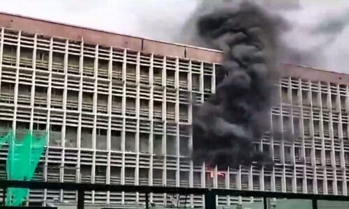 दिल्ली के एम्स अस्पताल में लगी आग