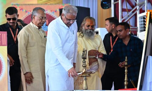 ख्यमंत्री भूपेश बघेल ने दीप प्रज्जवलित कर सिहावा कर्णेश्वर रामायण महोत्सव कार्यक्रम की शुरुवात की