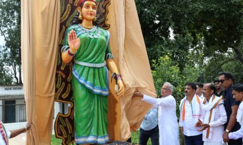मुख्यमंत्री भूपेश बघेल ने बीजापुर स्थित कलेक्टर कार्यालय परिसर में छत्तीसगढ़ महतारी की प्रतिमा का किया अनावरण