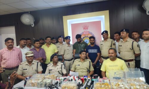 शहर के 14 दुकानों में बड़ी चोरी की घटना को अंजाम देने वाला आरोपी पकड़ाया, 12 करोड़ जेवरात व नगदी जब्त