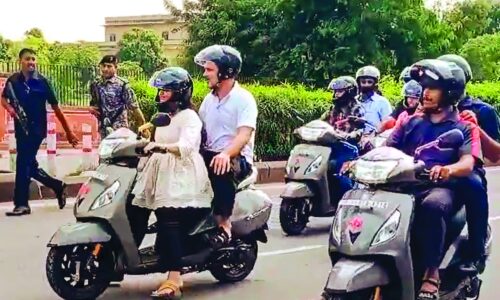 जयपुर में राहुल गांधी ने की स्कूटी की सवारी