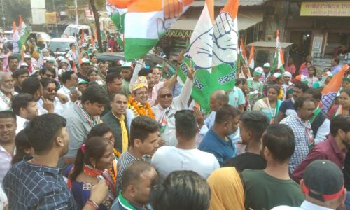 शहर में निकली कांग्रेस की चुनावी रैली जनता ने विधायक शैलेश पांडे को दिया जीत का आशीर्वाद.