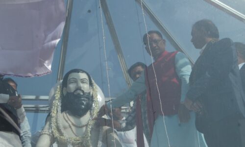 मुख्यमंत्री विष्णुदेव साय ने बाबा गुरु घासीदास की प्रतिमा पर माल्यार्पण किया