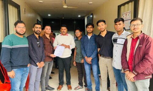 परीक्षा शुल्क में की जा रही वृद्धि के खिलाफ महाविद्यालय के छात्र-छात्राओं ने विधायक सुशांत शुक्ला को सौंपा ज्ञापन
