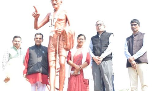 हिंदी विश्‍वविद्यालय में महात्‍मा गांधी की पुण्‍यतिथि पर किया अभिवादन