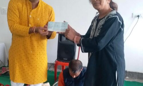 एडप्रयास की ममता पाण्डेय ने मौली राखीयों की बिक्री से प्राप्त राशि आर्ट आफ लिविंग व मूक-बधिर स्कूल, सरकंडा को दिया