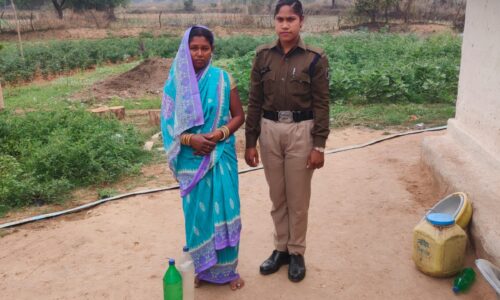 महुआ शराब बेचने वाली दो महिलाओं को हिर्री पुलिस ने पकड़ा