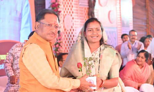 मुख्यमंत्री विष्णु देव साय का महिला एवं बाल विकास मंत्री श्रीमती लक्ष्मी राजवाड़े ने तुलसी का पौधा भेंटकर कार्यक्रम स्थल पर किया स्वागत