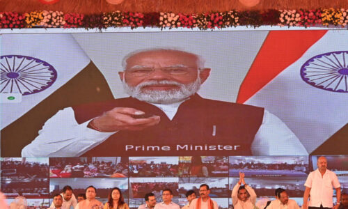 प्रधानमंत्री  नरेंद्र मोदी ने बटन दबाकर महतारी वंदन योजना की राशि की अंतरित