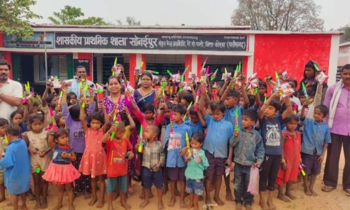 400 ग्रामीण बच्चों को रंग-गुलाल पिचकारी व मिठाई वितरित