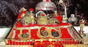 चैत्र नवरात्र के पहले दिन वैष्णो देवी मंदिर में हजारों श्रद्धालुओं की उमड़ी भीड़