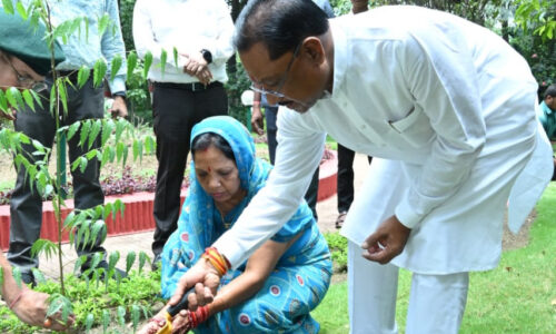 विश्व पर्यावरण दिवस : मुख्यमंत्री ने सपरिवार अपने निवास परिसर में रोपा नीम, रुद्राक्ष और चीकू का पौधा