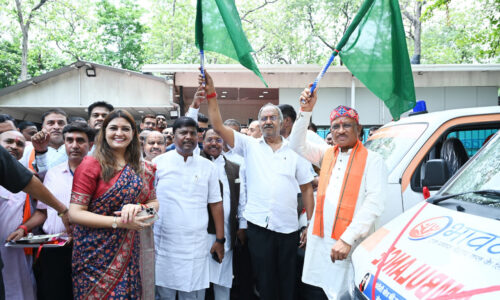 मुख्यमंत्री साय ने पंडरिया क्षेत्र के लिए पांच निःशुल्क एम्बुलेंस को हरी झंडी दिखाकर रवाना किया