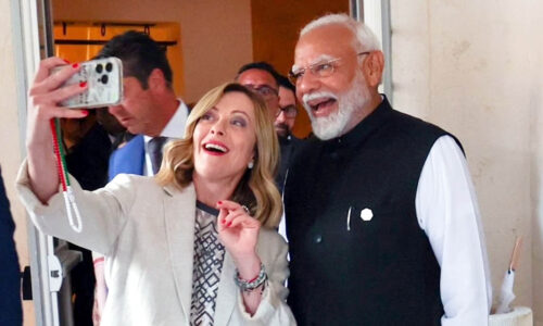 जब प्रधानमंत्री मोदी का मेलोनी ने किया स्वागत ….दोनों नेताओं ने सेल्फी के लिए पोज दिया