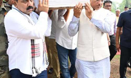  मुख्यमंत्री ने शहीद जवान के पार्थिव शरीर को कांधा देकर शहीद के निवास रायपुर-सड्डू के लिए किया रवाना