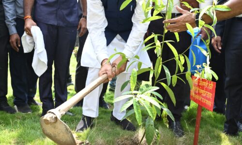 अटल बिहारी वाजपेयी विश्वविद्यालय के प्रकल्प ज्ञानपथ, अटल मुक्ताकाशी मंच और अटल सरोवर का किया लोकार्पण