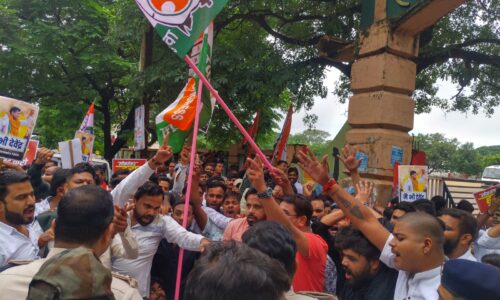 विधायक देवेन्द्र यादव की गिरफ्तारी के विरोध में युवक कांग्रेस ने किया जेल भरो आंदोलन