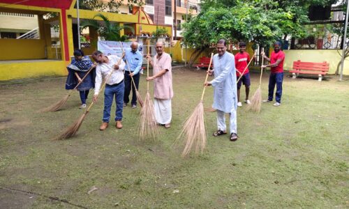 पार्षद रविंद्र ने झाडू लगाकर दिया स्वच्छता का संदेश