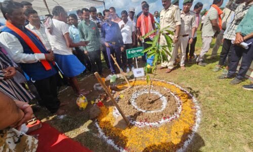 एक पेड़ बस्तर के देवी-देवताओं के नाम थीम के तहत वृक्षारोपण अभियान का किया गया आयोजन