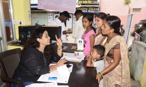 डाक विभाग द्वारा डाक चौपाल के माध्यम से विभिन्न वार्डो में दी जा रही बचत योजनाओं की जानकारी