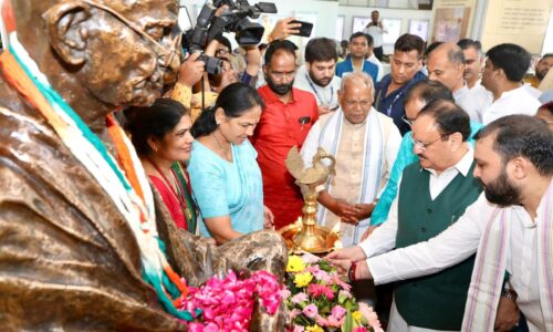 राष्ट्रपिता महात्मा गांधी की जयंती पर केवीआईसी ने देश भर के लाखों खादी कारीगरों को दी खुशियों की सौगात