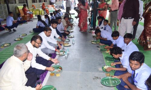 पंडित रामदुलारे दुबे स्कूल में हुआ न्योता भोज का आयोजन, 700 लोगों ने न्योता का उठाया लुत्फ