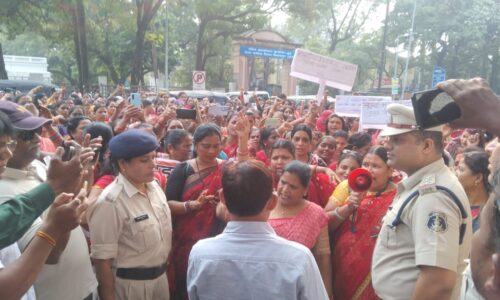 आंगनबाड़ी कार्यकर्ताओं ने अपनी मांगों को लेकर किया धरना प्रदर्शन, सीएम के नाम सौंपा ज्ञापन