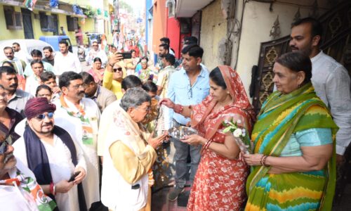 नेता प्रतिपक्ष डॉ. चरणदास महंत ने दक्षिण विधानसभा में किया जनसंपर्क