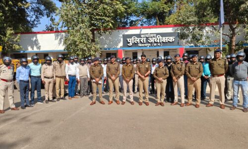 पुलिस अधीक्षक कार्यालय में थाना स्टाफ को हेलमेट वितरण